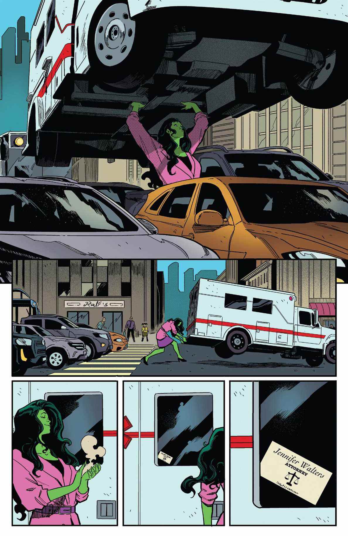 Vêtue d'une tenue professionnelle complète, She-Hulk soulève une ambulance hors de la circulation pare-chocs à pare-chocs à mains nues et la dépose à une intersection dégagée.  Puis elle se dépoussière les mains et laisse sa carte de visite «Jennifer Walters, avocate» cachée dans la lunette arrière de She-Hulk # 2 (2022). 