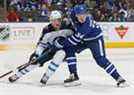 Patrik Laine, alors avec les Jets de Winnipeg, patine contre Auston Matthews des Maple Leafs de Toronto.