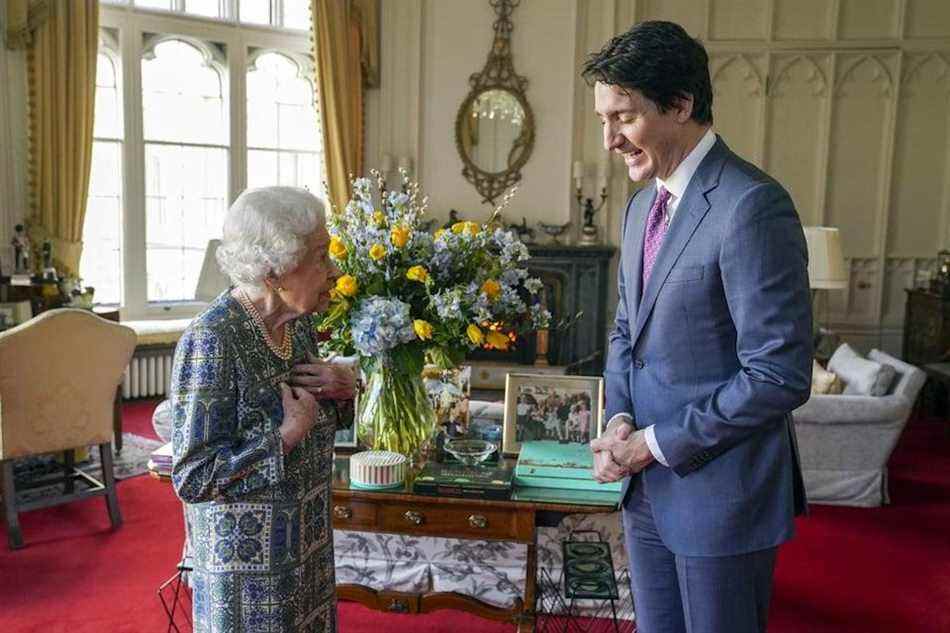 La Reine s'entretient avec le Premier ministre canadien Justin Trudeau (Steve Parsons/PA) (PA Wire)