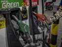 Un travailleur charge de l'essence dans une station-service, un jour avant la mise en œuvre d'une énorme augmentation des prix des produits pétroliers, le 7 mars 2022 à Quezon City, dans la région métropolitaine de Manille, aux Philippines. 