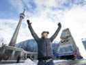 Nic Sulsky, directeur commercial de PointsBet Canada, à l'extérieur du Rogers Centre à Toronto.