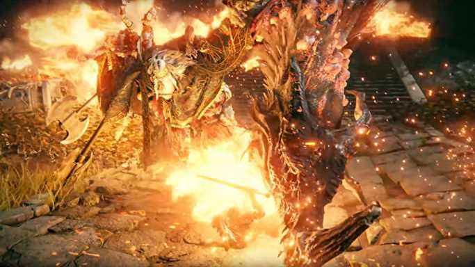 Le boss Godrick le greffé dans Elden Ring attaque le personnage du joueur avec son attaque de morsure de dragon.