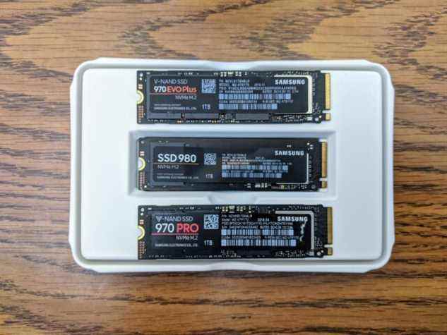 Notre examen a appelé le SSD 980 (milieu) de Samsung un "bon lecteur de consommation de milieu de gamme."
