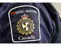 Un écusson de l'Agence des services frontaliers du Canada (ASFC) est visible sur un agent à Calgary, en Alberta, le jeudi 1er août 2019.