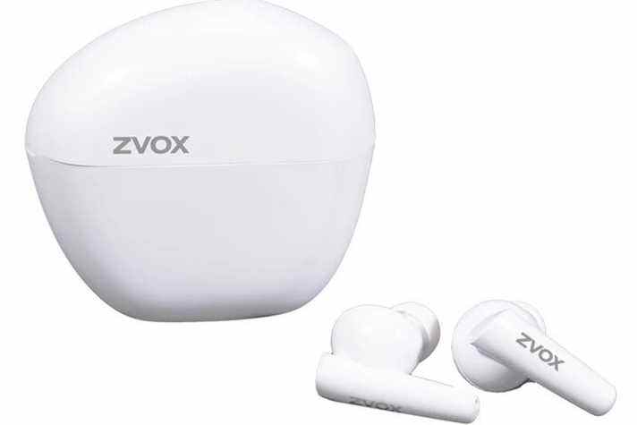 Les écouteurs sans fil Zvox AV30 assis à côté de leur étui de chargement.