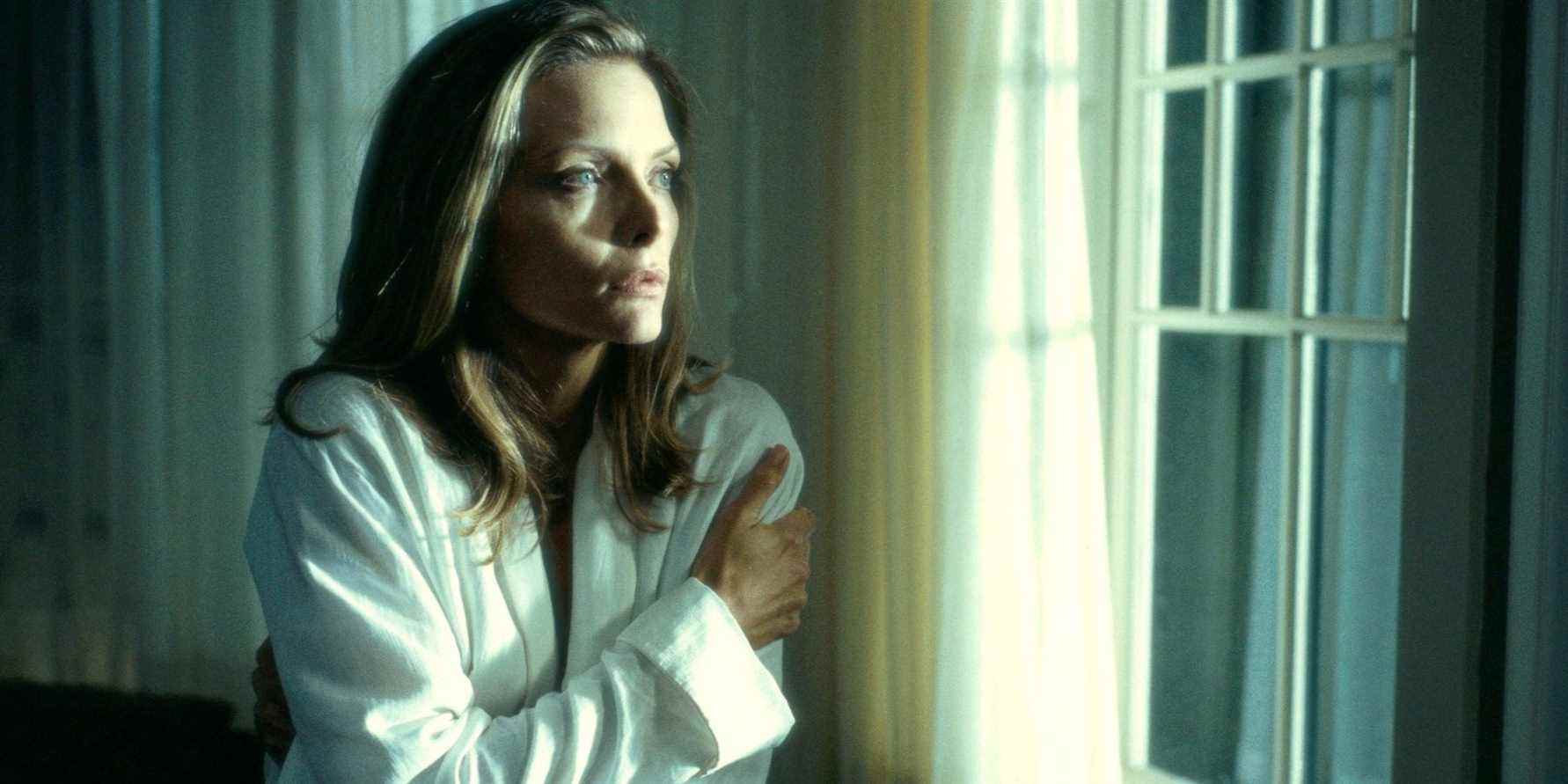 Claire (Michelle Pfeiffer) regardant par la fenêtre dans What Lies Beneath