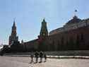 Les gens marchent sur la Place Rouge près du mur du Kremlin dans le centre de Moscou, en Russie.