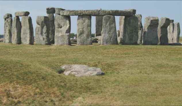 Stonehenge vu du nord-est, montrant la construction à poteaux et linteaux du cercle de Sarsen.