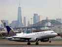 Un avion de passagers United Airlines décolle à l'aéroport international de Newark Liberty dans le New Jersey, aux États-Unis 