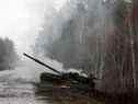   De la fumée s'échappe d'un char russe détruit par les forces ukrainiennes au bord d'une route dans la région de Lougansk le 26 février 2022.