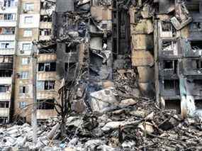 Un immeuble d'appartements détruit après un bombardement la veille dans la deuxième plus grande ville d'Ukraine, Kharkiv, le 8 mars 2022.