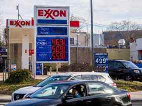 Le prix du gaz à l'extérieur d'une station-service alors que les prix atteignent des niveaux record, à Washington, DC.