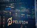 Un moniteur affiche la signalisation de Peloton Interactive Inc. lors de l'introduction en bourse de la société au Nasdaq MarketSite à New York, aux États-Unis