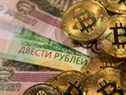 Billets en roubles russes et représentations de la crypto-monnaie Bitcoin.