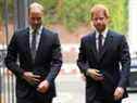 Le prince William, duc de Cambridge et le prince Harry arrivent lors d'une visite au nouveau centre communautaire Royal Foundation Support4Grenfell le 5 septembre 2017 à Londres, en Angleterre.