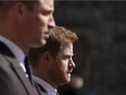 Le prince britannique William, duc de Cambridge, Peter Phillips et le prince britannique Harry, duc de Sussex marchent lors du cortège funèbre du prince britannique Philip, duc d'Édimbourg à la chapelle St George du château de Windsor à Windsor, à l'ouest de Londres, le 17 avril 2021 . 