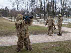 Des membres des Forces de défense territoriale ukrainiennes effectuent un entraînement aux armes dans un parc public le 9 mars 2022 à Kiev, en Ukraine.