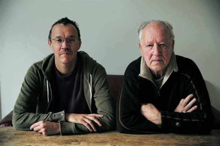 Rudolph Herzog et son père, Werner Herzog, sont assis à une table, face à la caméra.