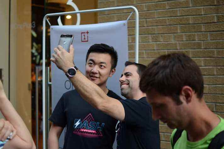 Carl Pei prend un selfie lors d'un événement OnePlus.