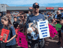 Nick Beaton, dont l'épouse Kristen a été tuée lors de la fusillade de masse d'avril 2020, assiste à une marche à Bible Hill, en Nouvelle-Écosse, organisée l'été dernier par des familles de victimes exigeant une enquête sur les crimes qui ont tué 22 personnes.