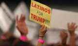 Une femme cache une pancarte exprimant son soutien latino à l'ancien président Donald Trump.