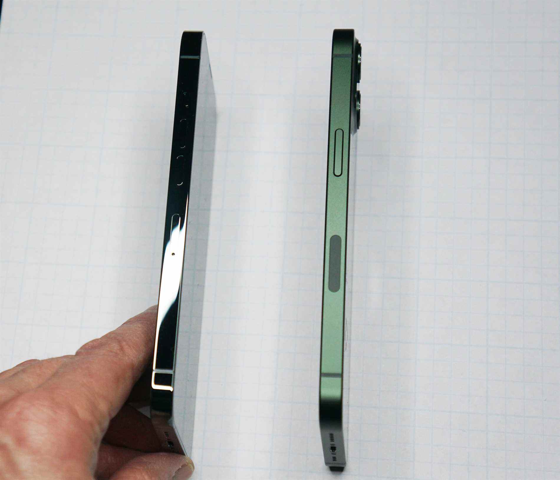 Apple iPhone 13 Pro Vert Alpin et Apple iPhone 13 Vert