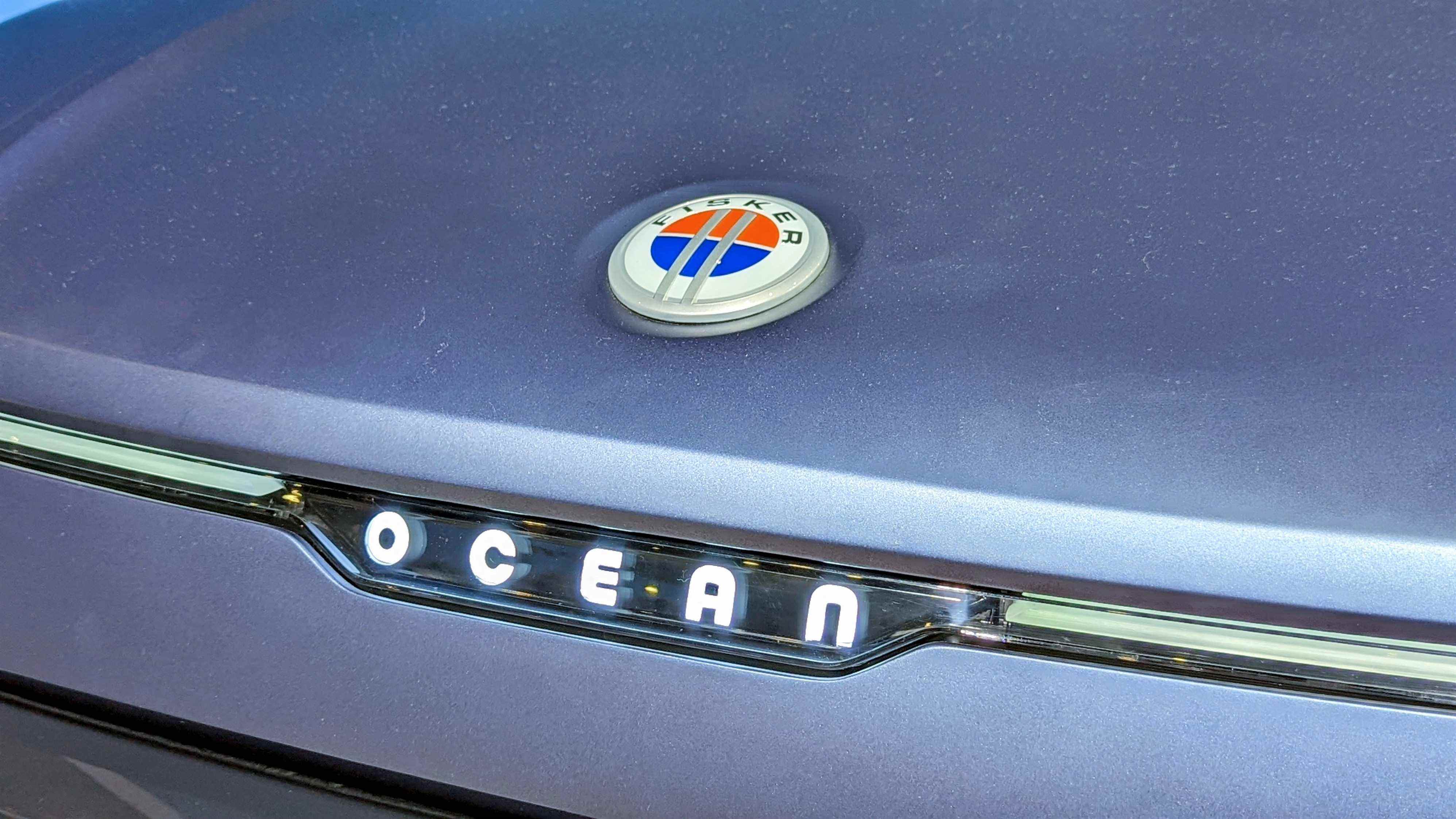 Gros plan sur le badge Ocean illuminé à l'avant de la voiture