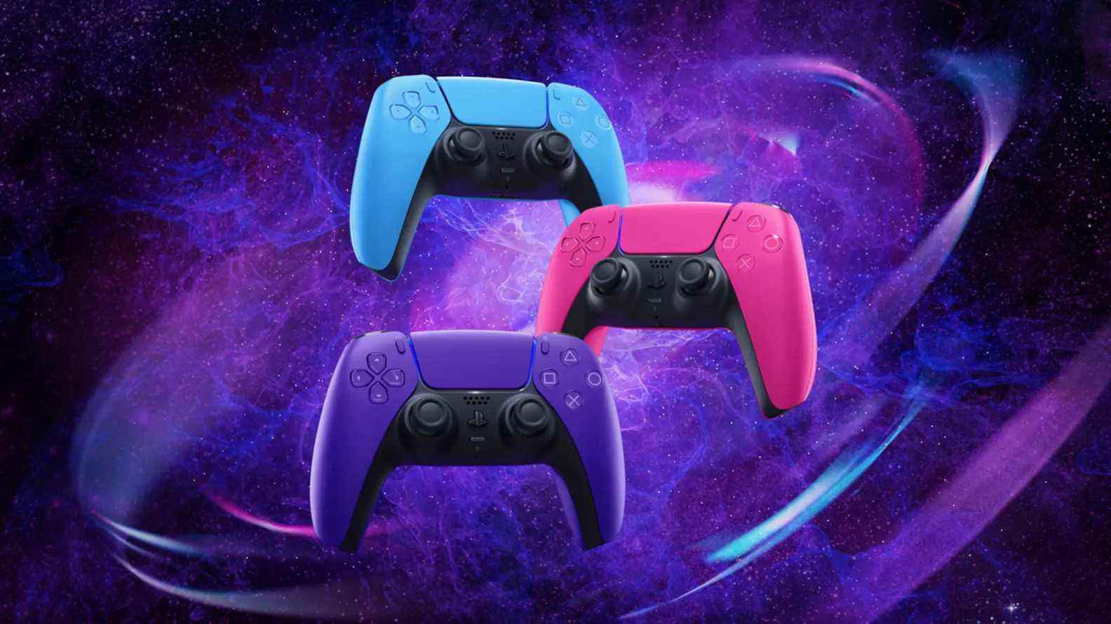 Manettes Sony DualSense bleues, roses et violettes pour la PS5 sur fond de galaxie
