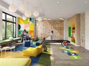 L'espace enfants est meublé dans des couleurs gaies et arbore un mur d'escalade et un coin en retrait.