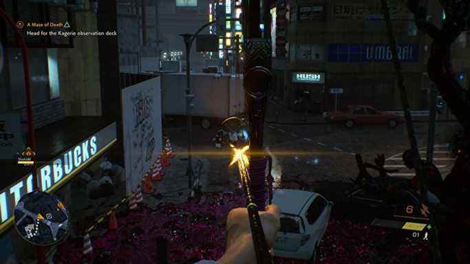 Le joueur vise le viseur de son arc et de ses flèches, en regardant une rue sombre de Tokyo dans Ghostwire : Tokyo