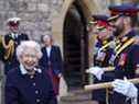 La reine Elizabeth II rencontre des membres du Régiment royal de l'Artillerie canadienne le mercredi 6 octobre au château de Windsor. 