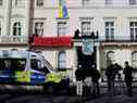 Des journalistes et des policiers arrivent dans un manoir censé appartenir à l'oligarque russe Oleg Deripaska à Belgrave Square, dans le centre de Londres, le 14 mars 2022, occupé par un groupe de squatters.