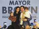 Le maire de Brampton, Patrick Brown, avec sa femme Geneviève et son fils Theodore et sa fille Savannah, ont officiellement annoncé qu'il se présentera à la direction conservatrice fédérale dans une salle de banquet bondée à Brampton le dimanche 13 mars 2022.