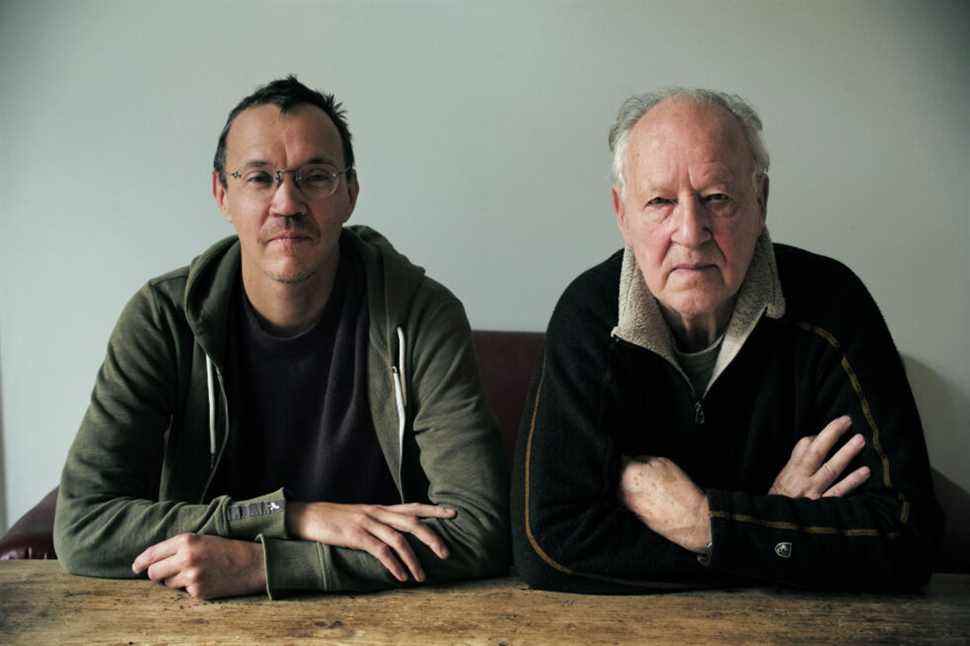 Le scénariste/réalisateur Rudolph Herzog (à gauche) pose avec le producteur/narrateur Werner Herzog (à droite).
