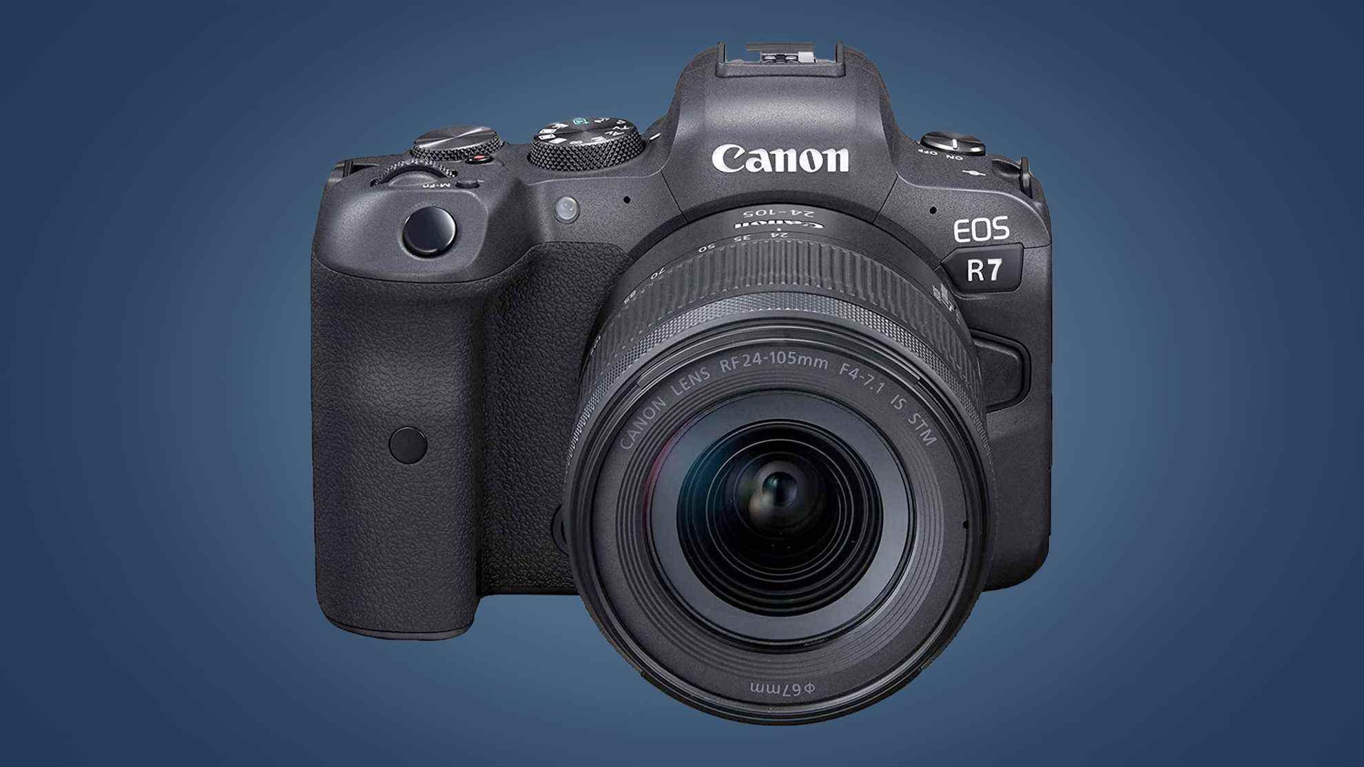 L'appareil photo Canon EOS R5 sur fond bleu