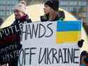 Des manifestants protestent contre l'invasion russe de l'Ukraine à l'hôtel de ville de Toronto le 24 février 2022.