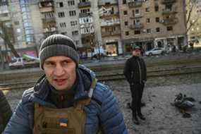 Le maire de Kiev, Vitali Klitschko, devant un immeuble détruit, à Kiev, le 14 mars 2022. GETTY IMAGES