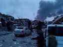La fumée monte au milieu des bâtiments et des véhicules endommagés à la suite d'une attaque contre la base militaire de Yavoriv, ​​alors que l'invasion russe de l'Ukraine se poursuit, à Yavoriv, ​​Oblast de Lviv, Ukraine, le 13 mars 2022 sur cette photo obtenue à partir des médias sociaux. 