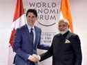 Le premier ministre Justin Trudeau serre la main du premier ministre indien Narendra Modi au Forum économique mondial de Davos, en 2018.