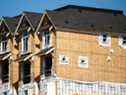 Maisons en construction en Colombie-Britannique.  Les mises en chantier ont augmenté de 8 % en février par rapport au mois précédent.