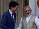Le premier ministre Justin Trudeau et le premier ministre Narendra Modi se serrent la main avant une réunion à la maison d'Hyderabad à New Delhi le 23 février.