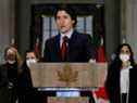 Le premier ministre Justin Trudeau, avec la ministre des Affaires étrangères Melanie Joly, la vice-première ministre et ministre des Finances Chrystia Freeland, et la ministre de la Défense nationale Anita Anand, assistent à une conférence de presse à Ottawa le 24 février 2022. 