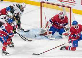 Le gardien de but des Canadiens de Montréal Sam Montembeault (35) regarde la rondelle traverser le pli avant d'être mis dans le filet par l'ailier gauche des Coyotes de l'Arizona Nick Ritchie (12) lors de la 1ère période d'action de la LNH au Centre Bell de Montréal le mardi 15 mars 2022.