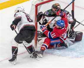 L'ailier droit des Canadiens de Montréal Brendan Gallagher (11) percute le gardien de but des Coyotes de l'Arizona Karel Vejmelka (70) lors de la première période d'action de la LNH au Centre Bell de Montréal le mardi 15 mars 2022.