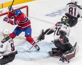 L'ailier droit des Canadiens de Montréal Brendan Gallagher (11) entre en collision avec le filet du gardien de but des Coyotes de l'Arizona Karel Vejmelka (70) lors de la 1ère période d'action de la LNH au Centre Bell de Montréal le mardi 15 mars 2022.