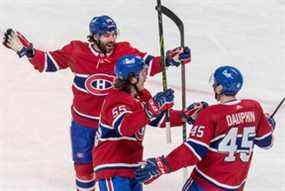 Le centre des Canadiens de Montréal Laurent Dauphin (45 ans) est félicité par ses coéquipiers Michael Pezzetta (55 ans) et Mathieu Perreault (85 ans) lors de la 1ère période d'action de la LNH au Centre Bell de Montréal le mardi 15 mars 2022.
