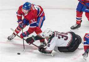 Le centre des Canadiens de Montréal Rem Pitlick (32) se bat avec l'ailier droit des Coyotes de l'Arizona Christian Fischer (36) pour la rondelle libre lors de la 2e période d'action de la LNH au Centre Bell à Montréal le mardi 15 mars 2022.
