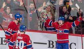 La foule s'est déchaînée après que l'ailier droit des Canadiens de Montréal Cole Caufield (22 ans) ait marqué son deuxième but de la 2e période lors d'un match de la LNH au Centre Bell de Montréal le mardi 15 mars 2022.