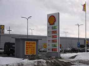 Les prix de l'essence et du diesel dans une station-service Shell à Vaasa, dans l'ouest de la Finlande, le 10 mars 2022.