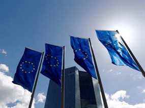 Les drapeaux de l'Union européenne flottent devant le siège de la Banque centrale européenne à Francfort, en Allemagne.